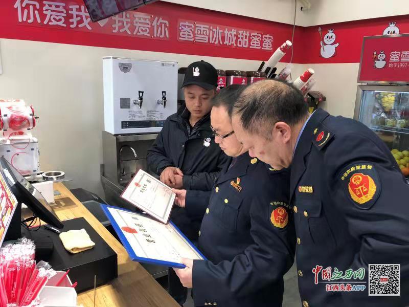 南昌西湖區(qū)市場監(jiān)督管理局系馬樁分局開展春節(jié)前食品安全專項檢查，筑牢節(jié)日安全防線